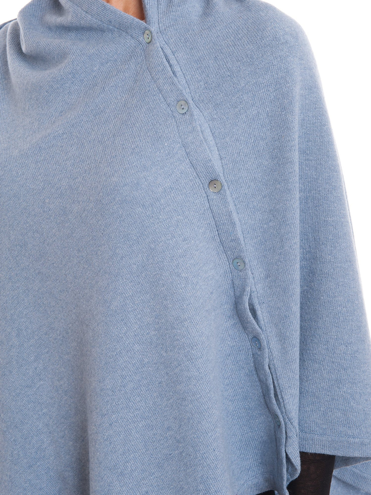 Poncho aus Kaschmirmischung mit Knöpfen, Farbe Himmel, Ansicht 4 | Dalle Piane Cashmere