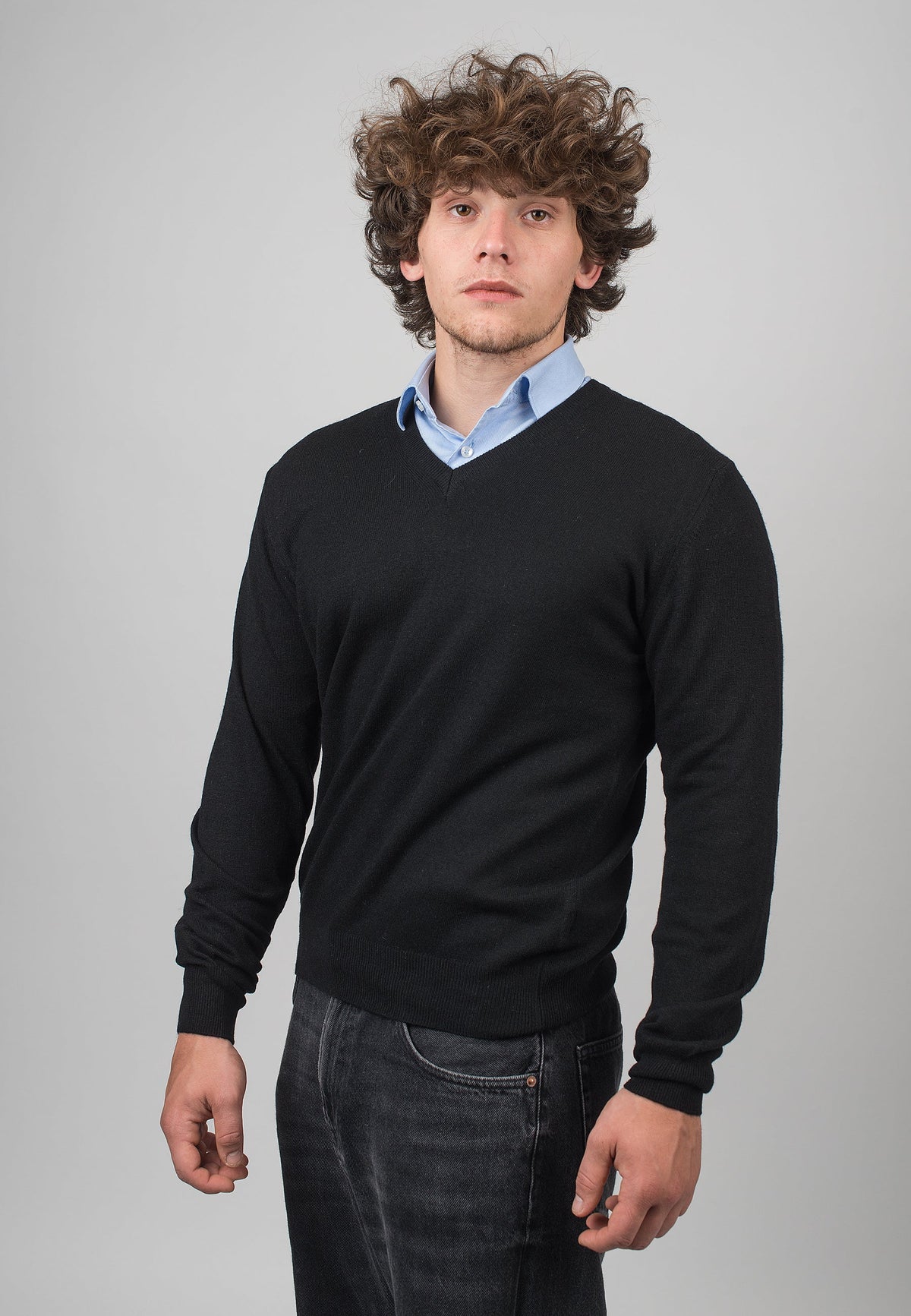 V-Ausschnitt aus Kaschmirmischung, Farbe Schwarz, Ansicht 2 | Dalle Piane Cashmere